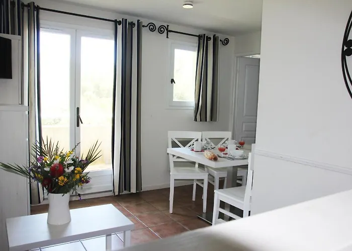 Goelia Le Domaine De La Pinede 3*