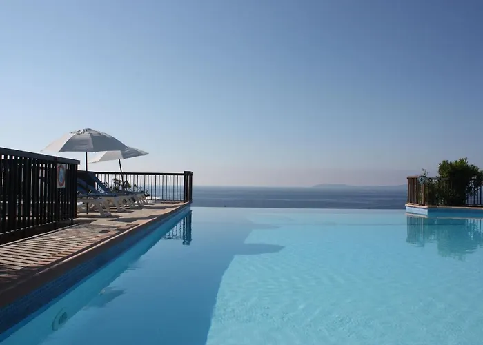 Goelia Le Domaine De La Pinede 3*